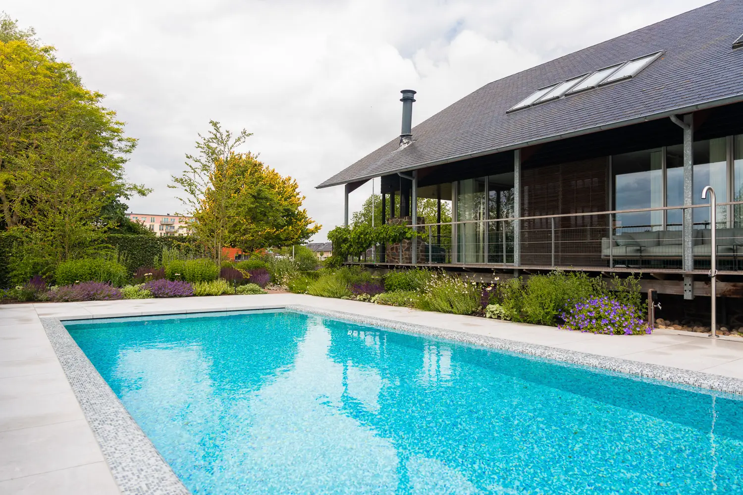 Tuin laten ontwerpen met overkapping - fam